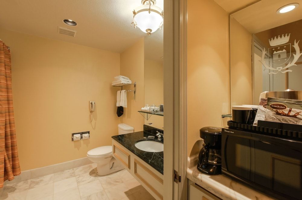 Carlyle Hotel Deluxe Double Room, 2 Double Beds 10