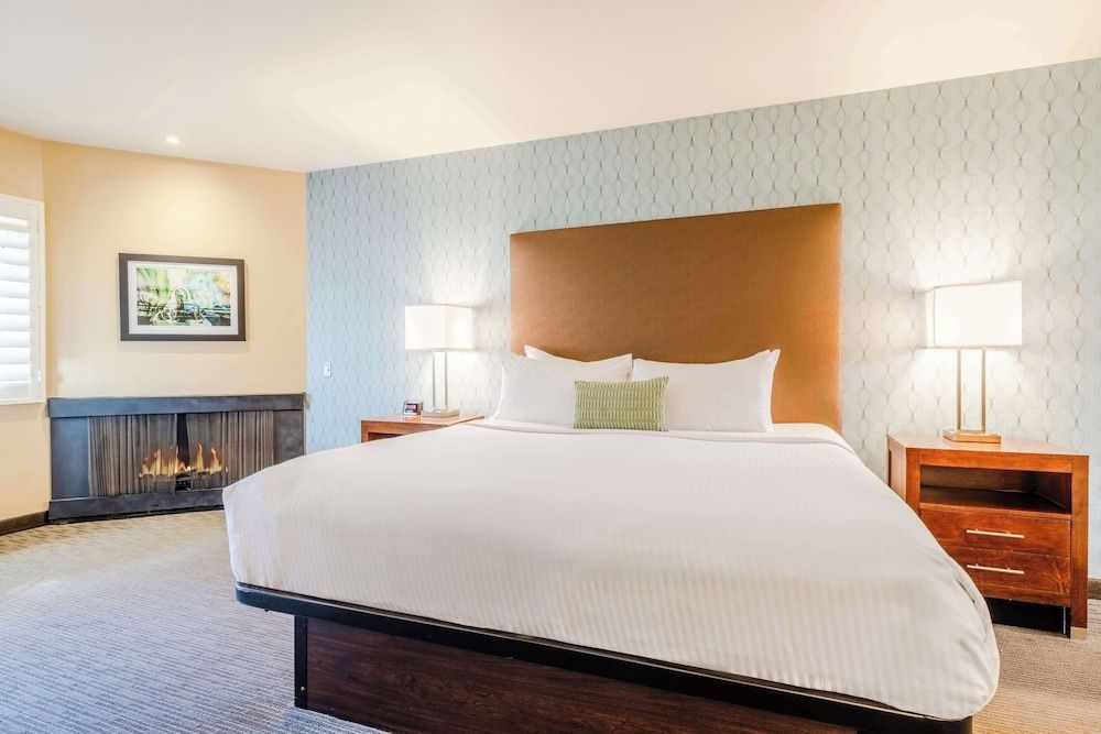 Best Western Plus Beach View Lodge Carlsbad Standard Room, 1 King Bed, Non Smoking, Fireplace 5