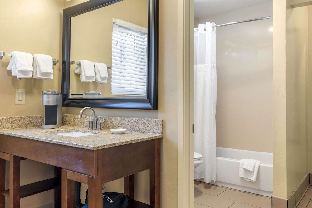 Best Western Plus Beach View Lodge Carlsbad Standard Room, 1 King Bed, Non Smoking, Fireplace 6