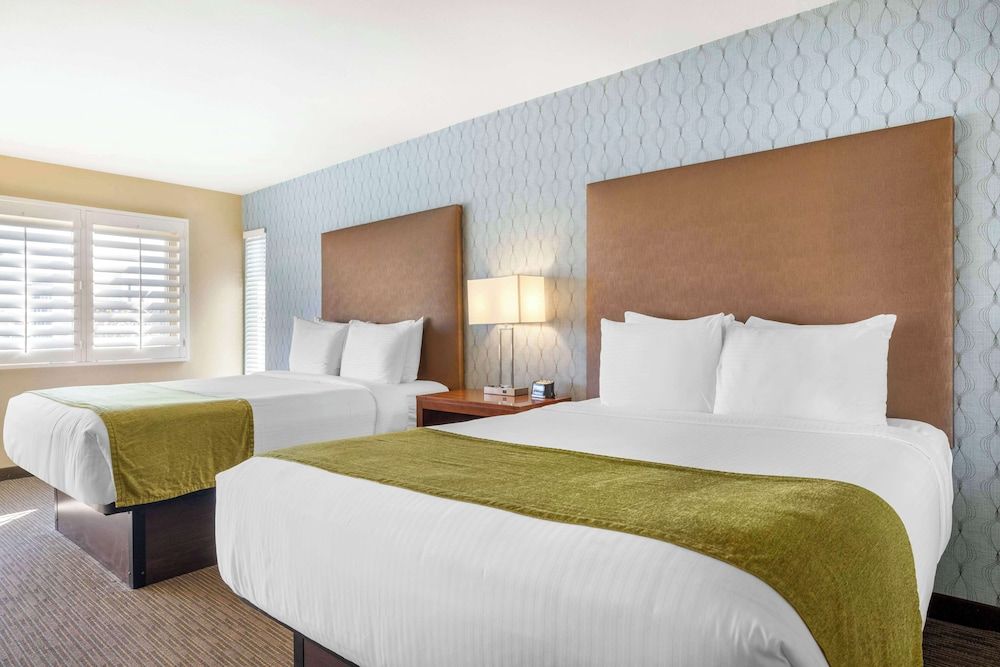 Best Western Plus Beach View Lodge Carlsbad Standard Room, 2 Double Beds, Balcony, Partial Ocean View 3