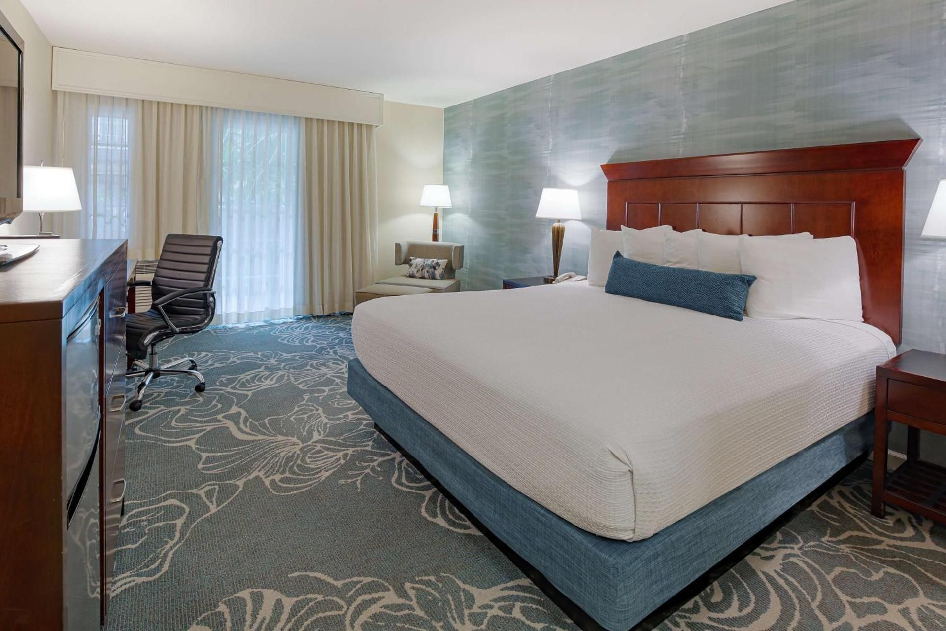 1 Queen Bed, Nonsmoking, Courtyard