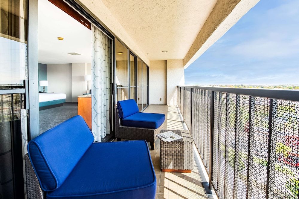 Executive Suite, Balcony