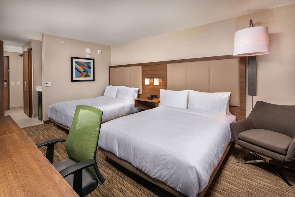 Standard Room, 2 Queen Beds, Accessible Bathtub (Communications)