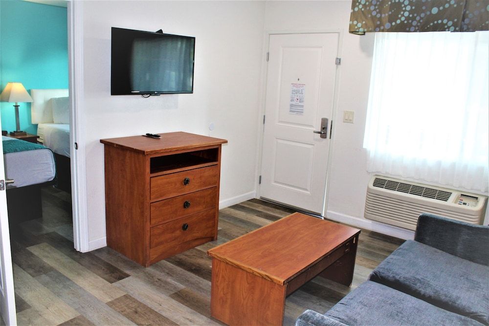 Howard Johnson Suites by Wyndham San Diego Chula Vista/BayFt Studio Suite, Two Double Beds with Sofa bed, Non Smoking 12