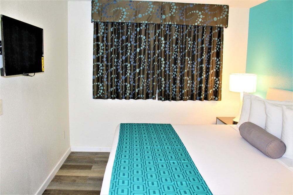 Howard Johnson Suites by Wyndham San Diego Chula Vista/BayFt Studio Suite, King Bed with Sofa bed, Non Smoking, Kitchen 9