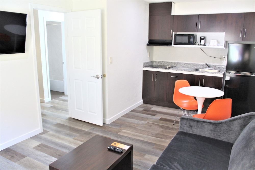 Howard Johnson Suites by Wyndham San Diego Chula Vista/BayFt Studio Suite, King Bed with Sofa bed, Non Smoking, Kitchen 17