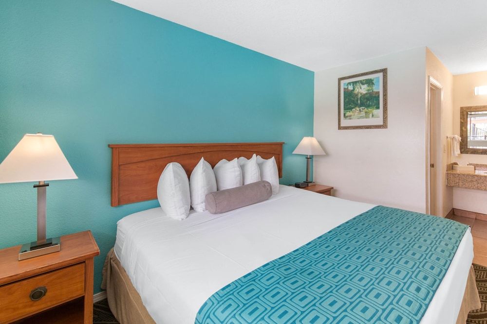 Howard Johnson Suites by Wyndham San Diego Chula Vista/BayFt Studio Suite, King Bed with Sofa bed, Non Smoking, Kitchen 3