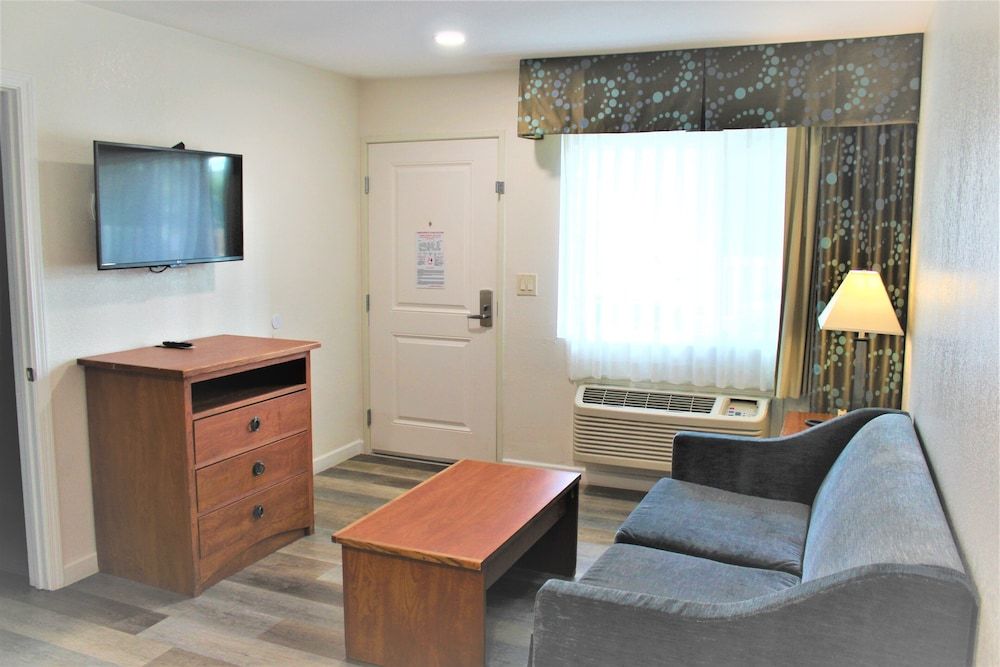 Howard Johnson Suites by Wyndham San Diego Chula Vista/BayFt Studio Suite, Two Double Beds with Sofa bed, Non Smoking 13