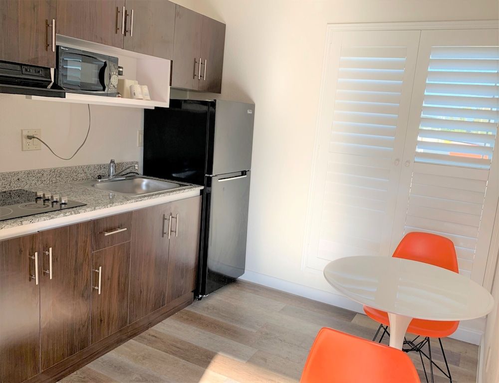 Howard Johnson Suites by Wyndham San Diego Chula Vista/BayFt Studio Suite, King Bed with Sofa bed, Non Smoking, Kitchen 13