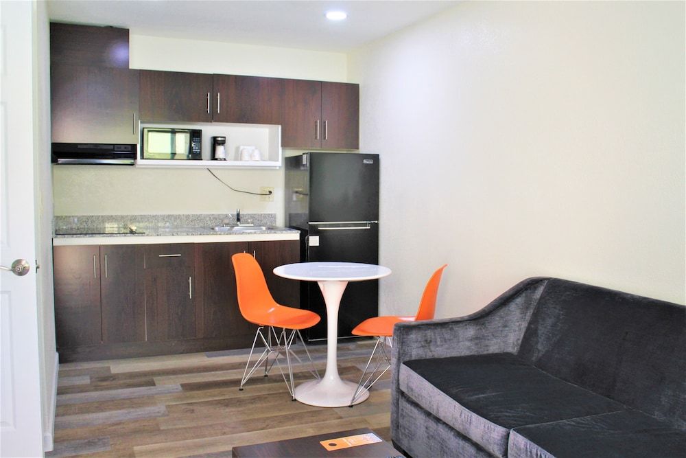 Howard Johnson Suites by Wyndham San Diego Chula Vista/BayFt Studio Suite, King Bed with Sofa bed, Non Smoking, Kitchen 18