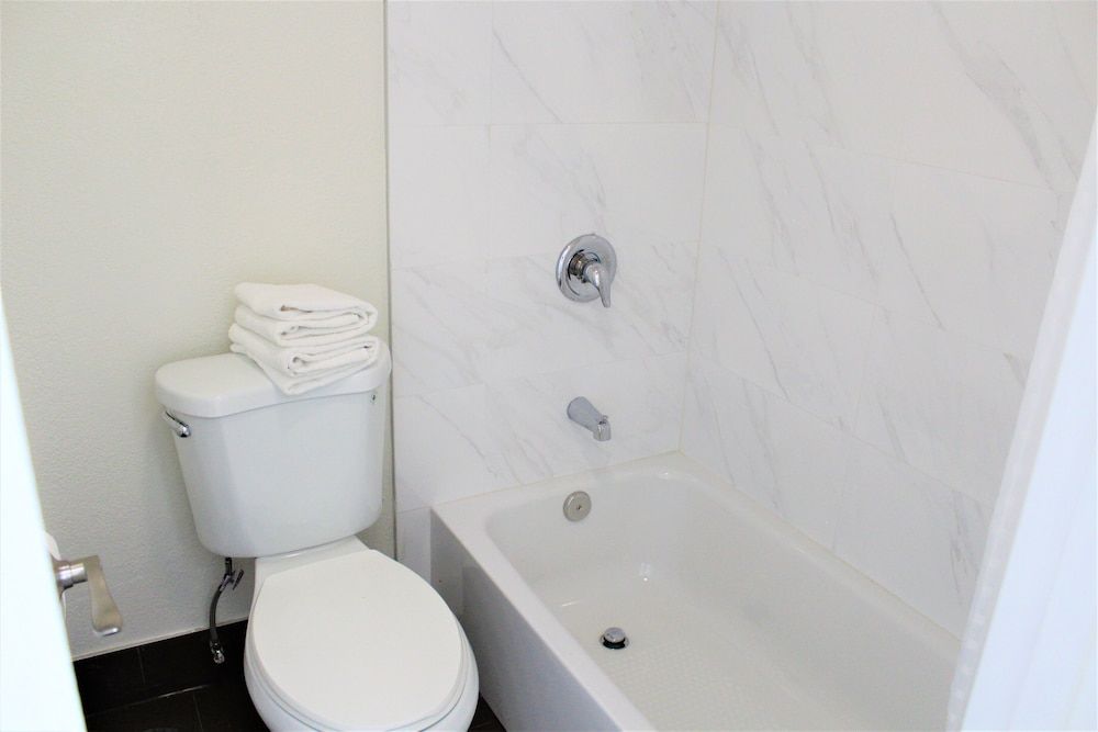 Howard Johnson Suites by Wyndham San Diego Chula Vista/BayFt Studio Suite, Two Double Beds with Sofa bed, Non Smoking 11