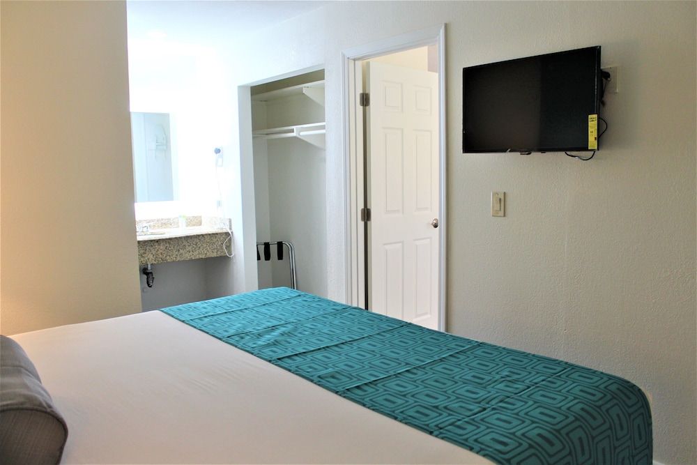 Howard Johnson Suites by Wyndham San Diego Chula Vista/BayFt Studio Suite, King Bed with Sofa bed, Non Smoking, Kitchen 14