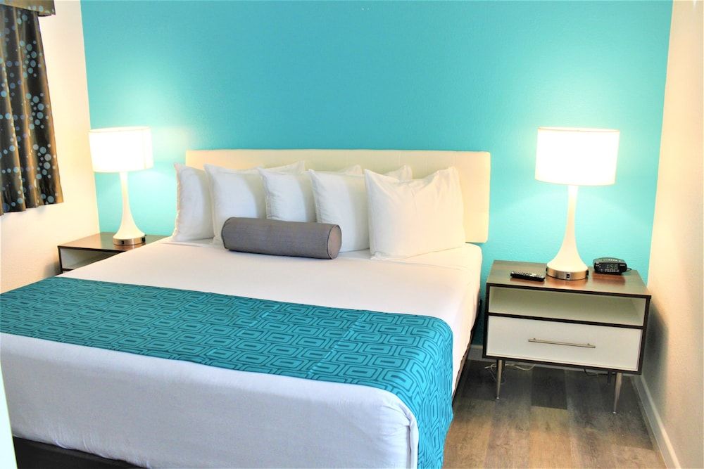 Howard Johnson Suites by Wyndham San Diego Chula Vista/BayFt Studio Suite, King Bed with Sofa bed, Non Smoking, Kitchen 8