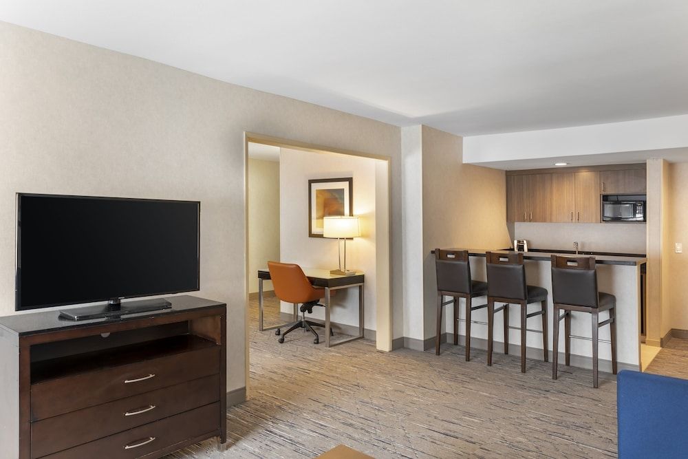 Suite, 2 Queen Beds (Living Area)