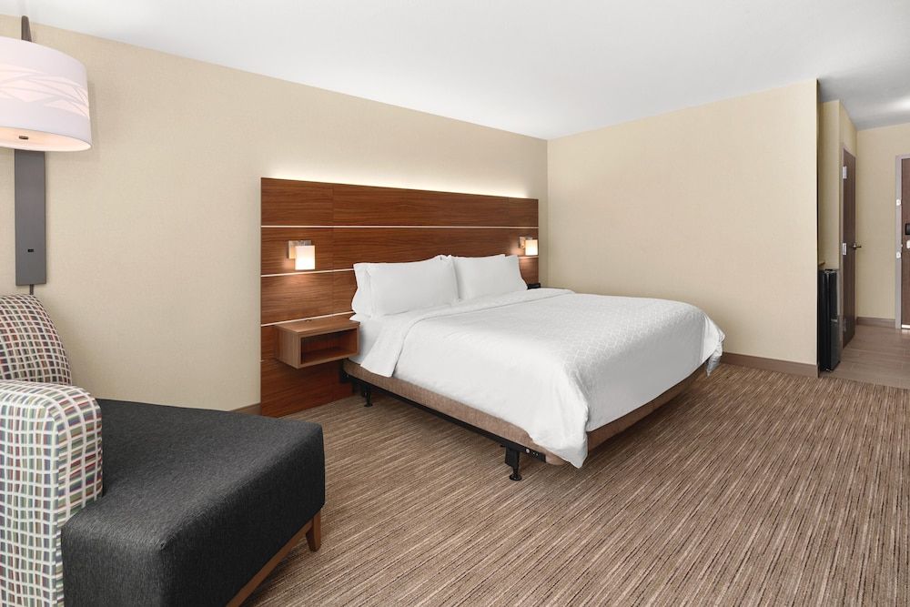Standard Room, 1 King Bed, Accessible (Accessible Tub)