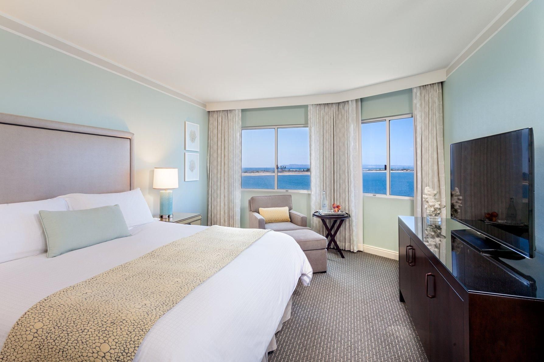 Coronado Bay View Suite King Mobility/Hearing Accessible Roll-in Shower
