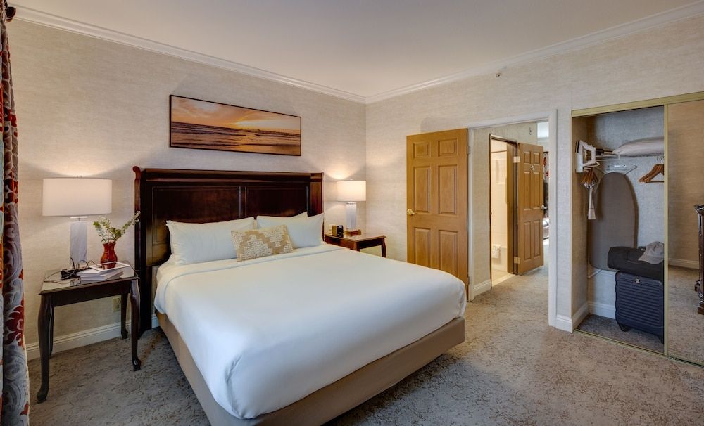 Ayres Hotel Costa Mesa/Newport Beach One Bedroom King Suite 2