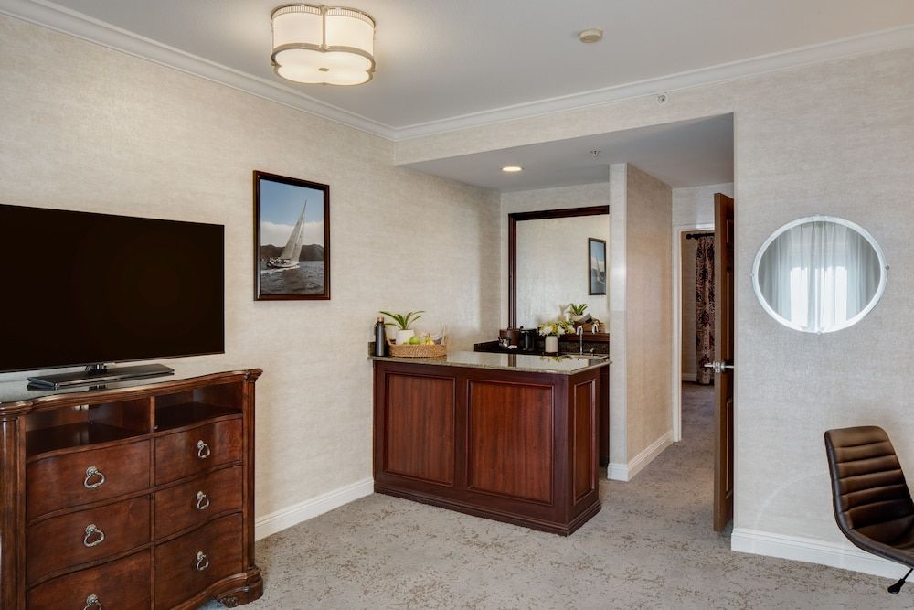 Ayres Hotel Costa Mesa/Newport Beach One Bedroom King Suite 8