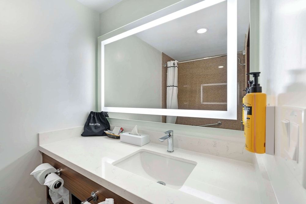 Best Western Plus Newport Mesa Inn Standard Room, 1 King Bed, Accessible, Non Smoking 4