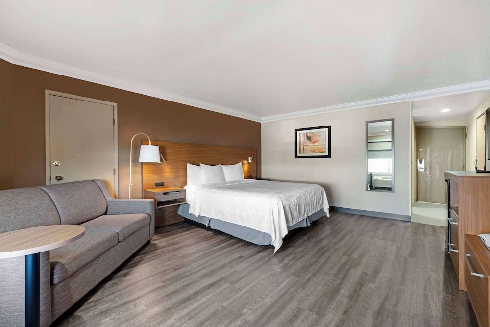 Best Western Plus Newport Mesa Inn Standard Room, 1 King Bed, Non Smoking, Jetted Tub (with Sofabed) 3