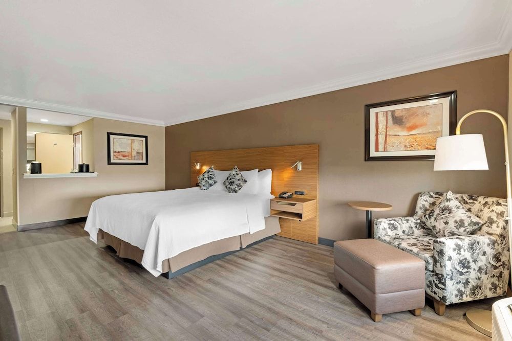 Best Western Plus Newport Mesa Inn Standard Room, 1 King Bed, Accessible, Non Smoking 3