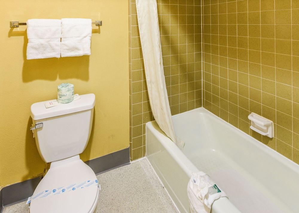 Vagabond Inn Costa Mesa Standard Room, 1 Queen Bed 3