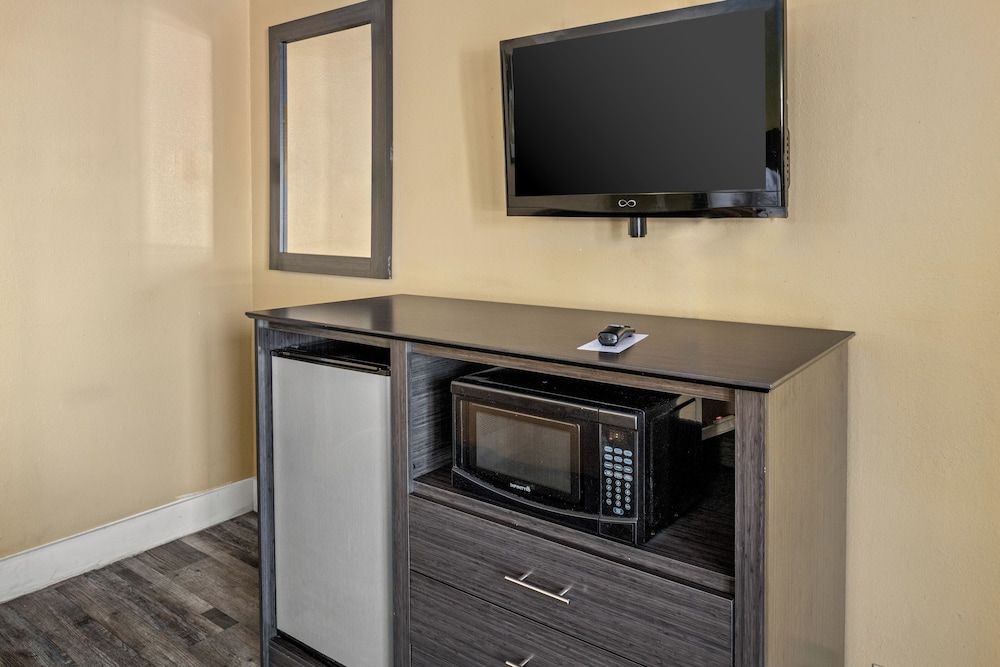 Vagabond Inn Costa Mesa Standard Room, 1 Queen Bed 5