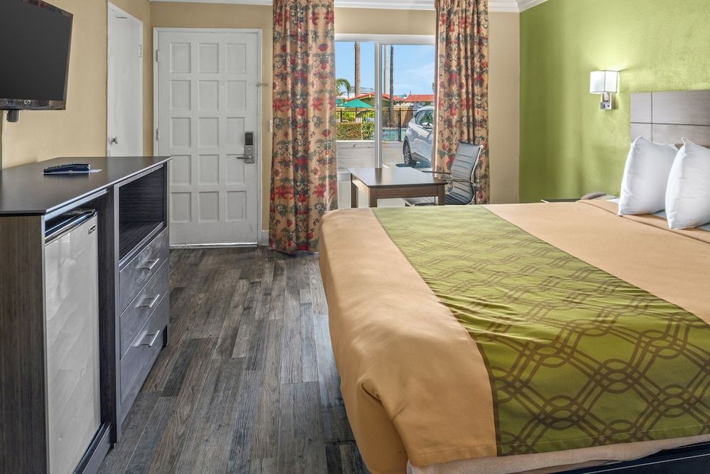 Vagabond Inn Costa Mesa Standard Room, 1 Queen Bed