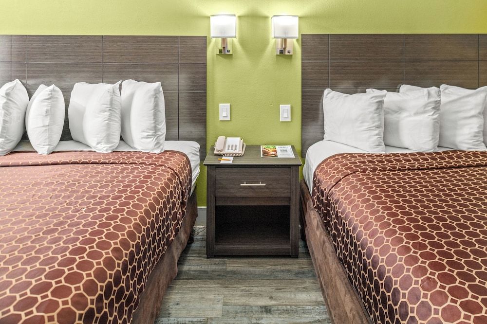 Vagabond Inn Costa Mesa Standard Room, 2 Queen Beds 3