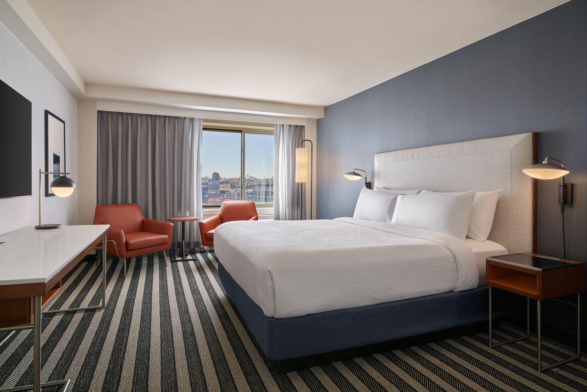 1 Bedroom 2 room Suite, 1 King, Sofa bed, High floor