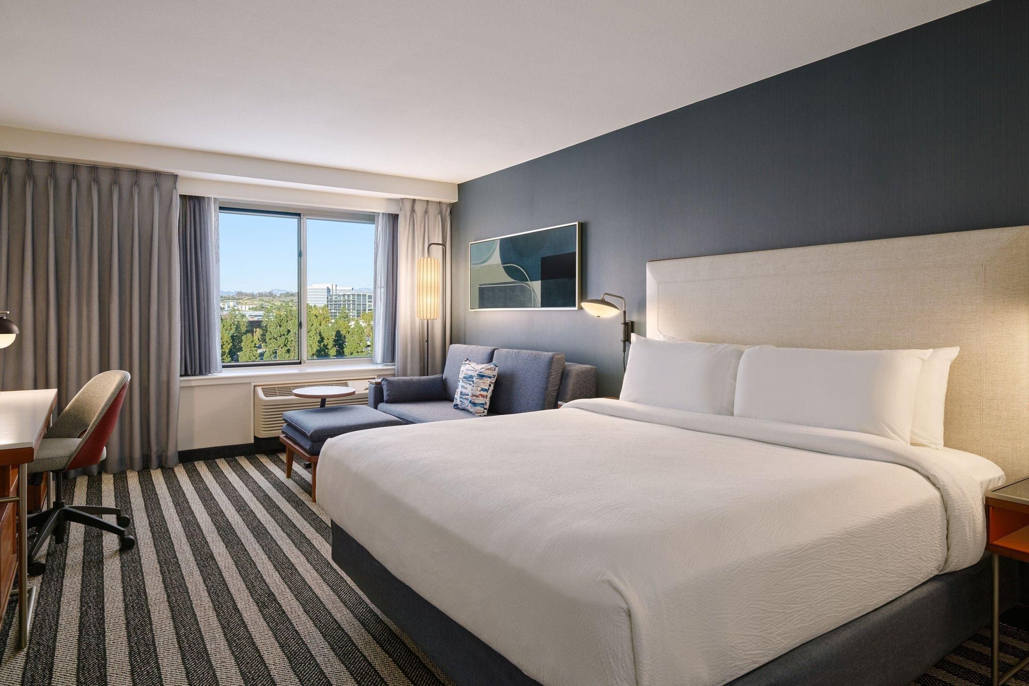 Deluxe Guest room, 1 King, Sofa bed, High floor