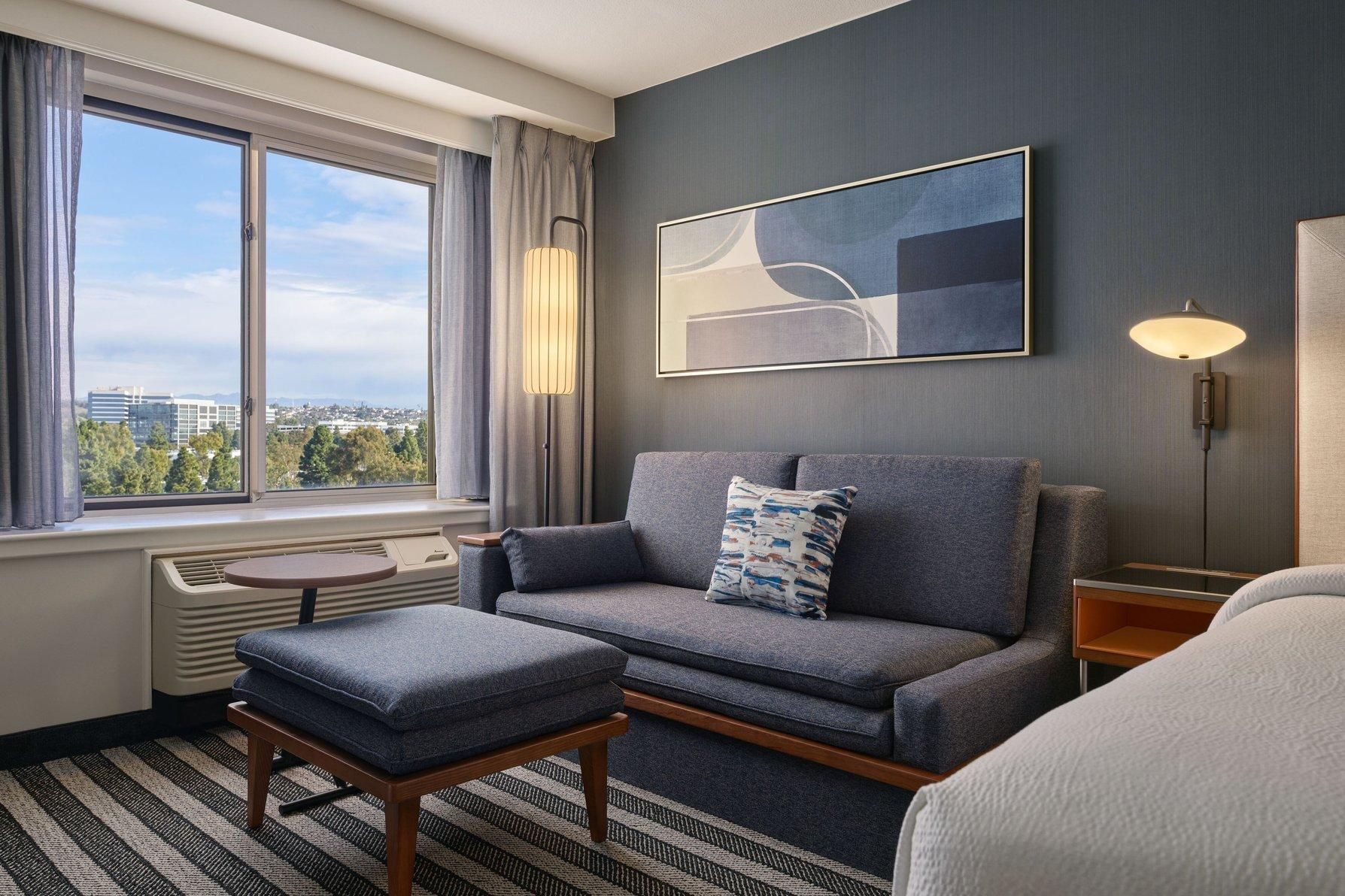Deluxe Guest room, 1 King, Sofa bed, High floor