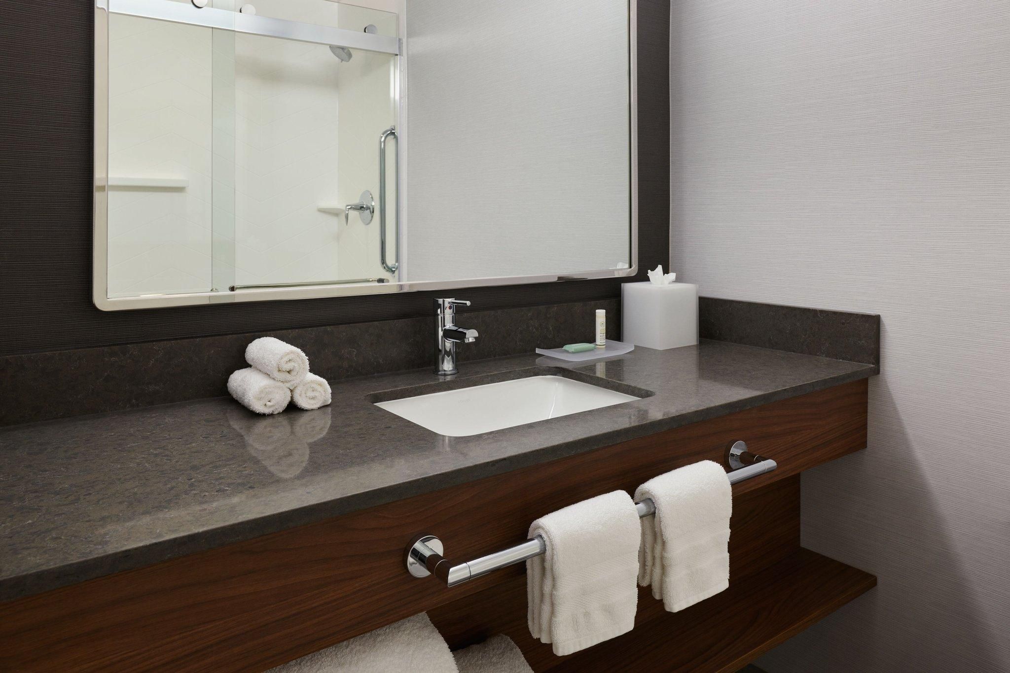 1 Bedroom 2 room Suite, 1 King, Sofa bed, High floor