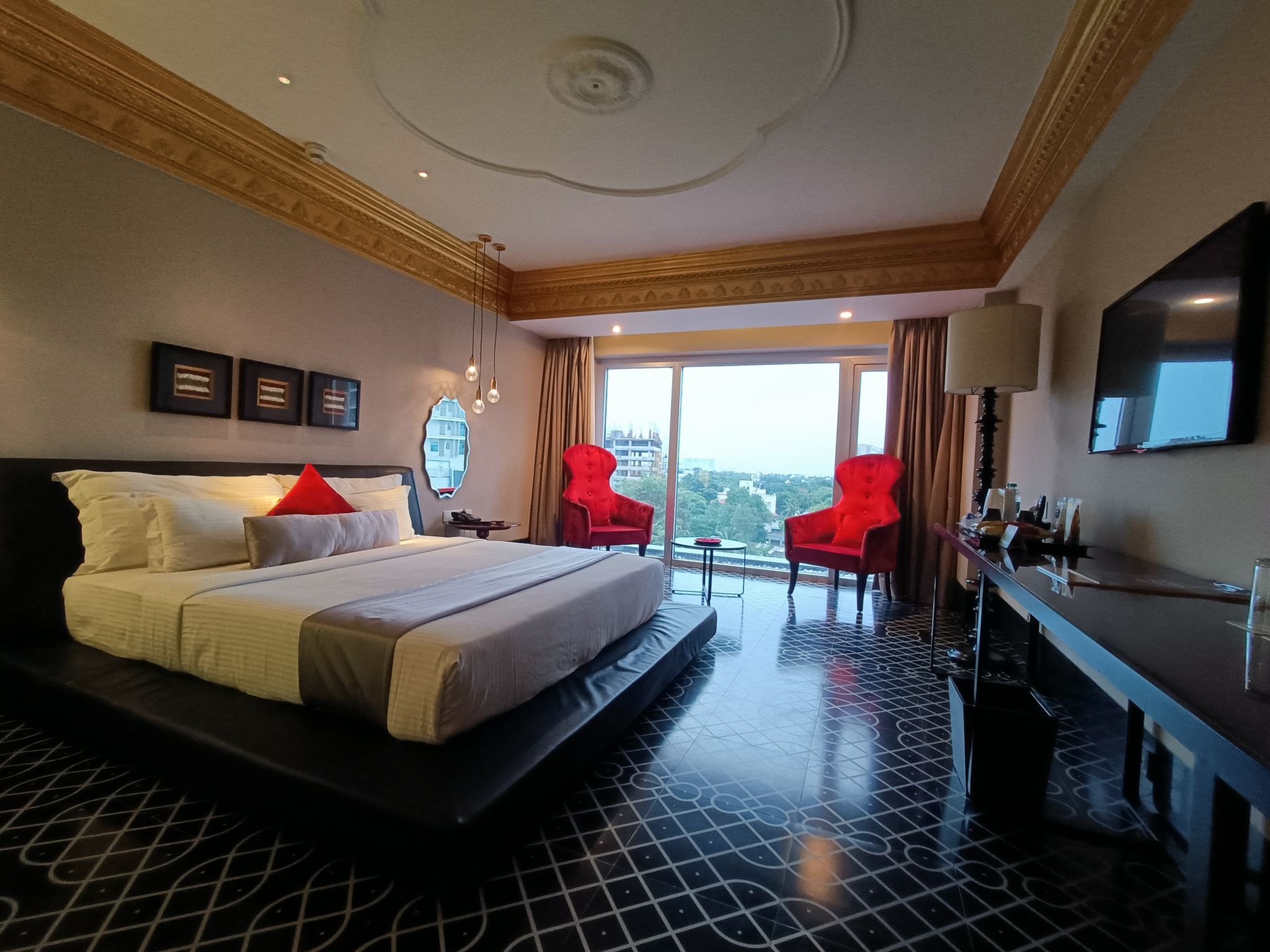 BOULEVARD by Design Hotel  Deluxe King Room Non Smoking 3