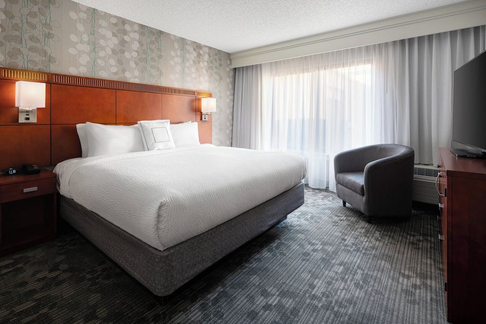Suite, 1 Bedroom, Courtyard View (Mobility/Hearing Access, Roll-In Shwr)