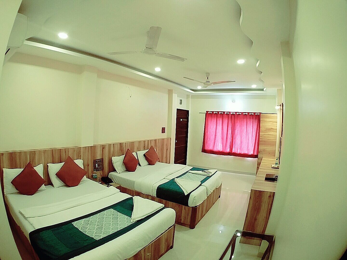 deluxe quadruple Room