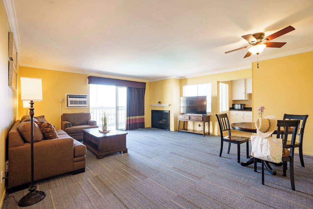 Dana Point Marina Inn Honeymoon Suite 4