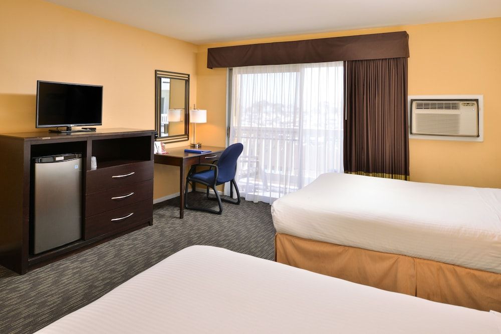 Dana Point Marina Inn Standard Room, 2 Queen Beds, Pool View 2