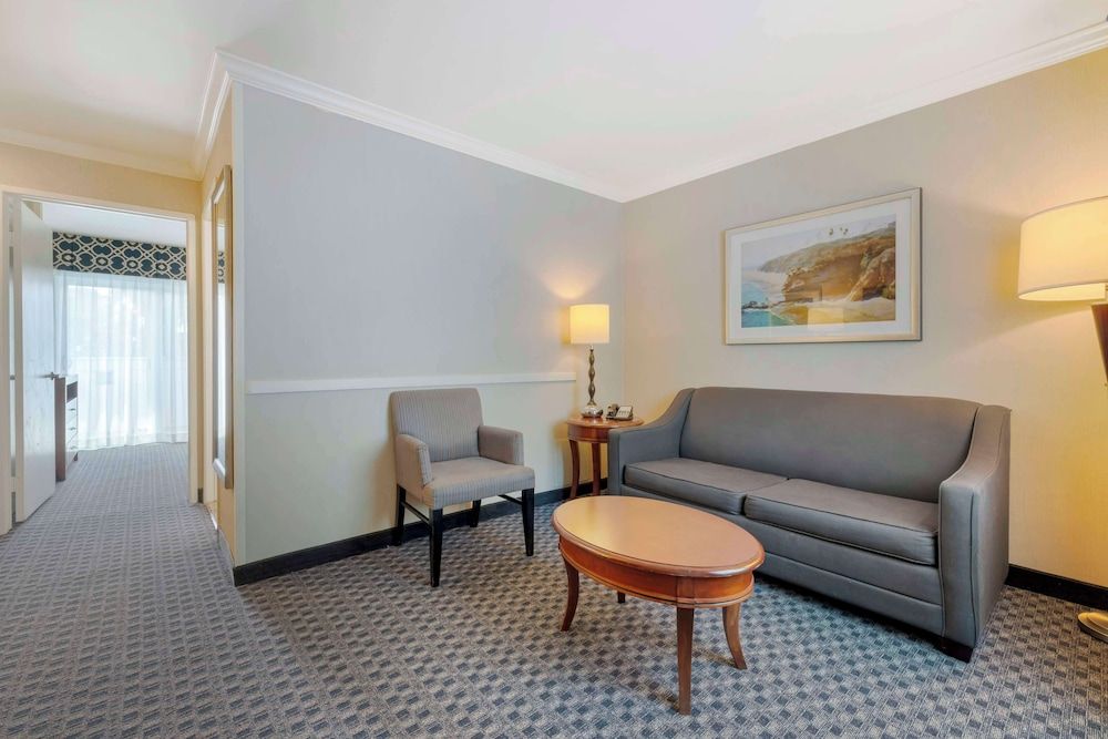 Best Western Plus Marina Shores Hotel Suite, 1 King Bed, Non Smoking, Balcony (with Sofabed) 4