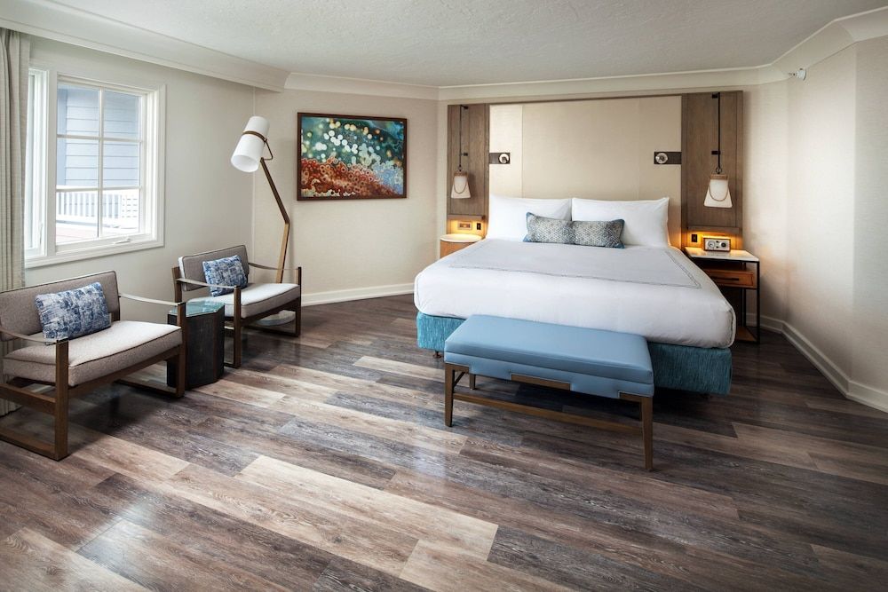Room, 1 King Bed, Non Smoking, Partial Ocean View