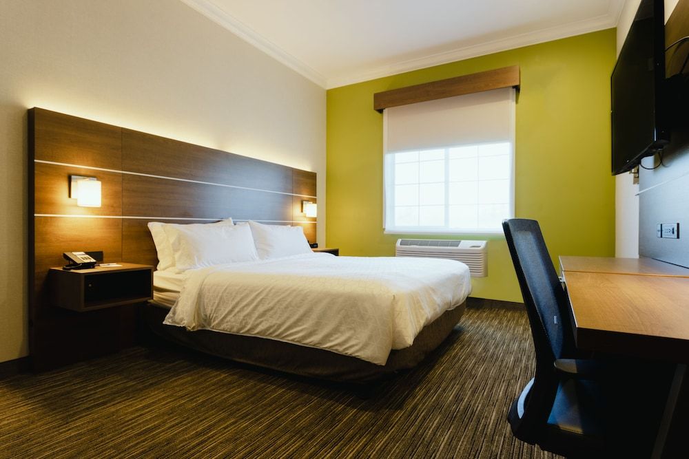 Holiday Inn Express & Suites Davis - University Area by IHG Suite, 1 King Bed, Non Smoking 2