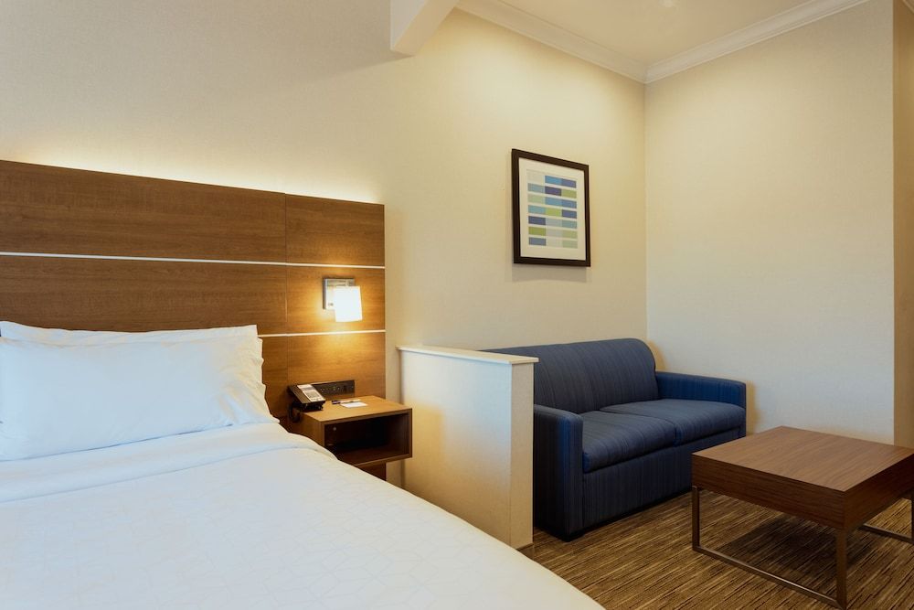Holiday Inn Express & Suites Davis - University Area by IHG Suite, 1 King Bed, Non Smoking 3