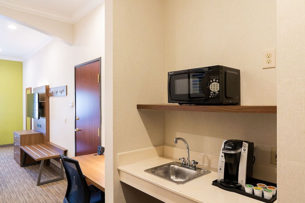 Holiday Inn Express & Suites Davis - University Area by IHG Suite, 1 King Bed, Non Smoking 12
