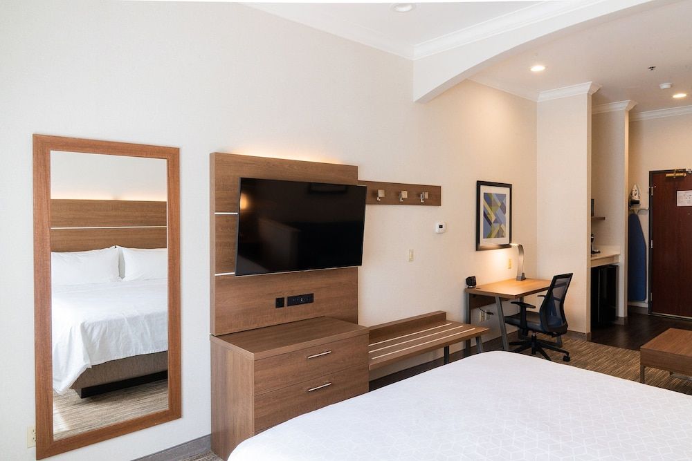 Holiday Inn Express & Suites Davis - University Area by IHG Suite, 1 King Bed, Non Smoking 8