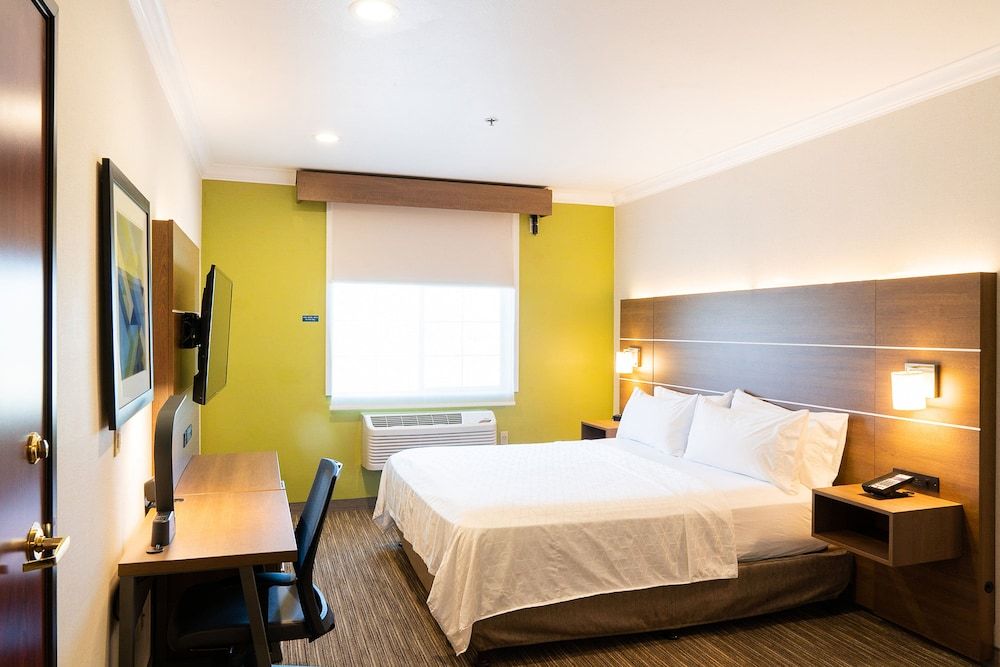 Holiday Inn Express & Suites Davis - University Area by IHG Suite, 1 King Bed, Non Smoking 5