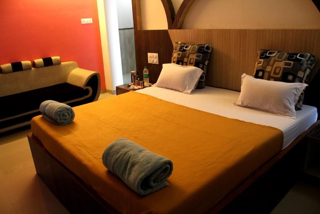 Deluxe Six Bedded AC