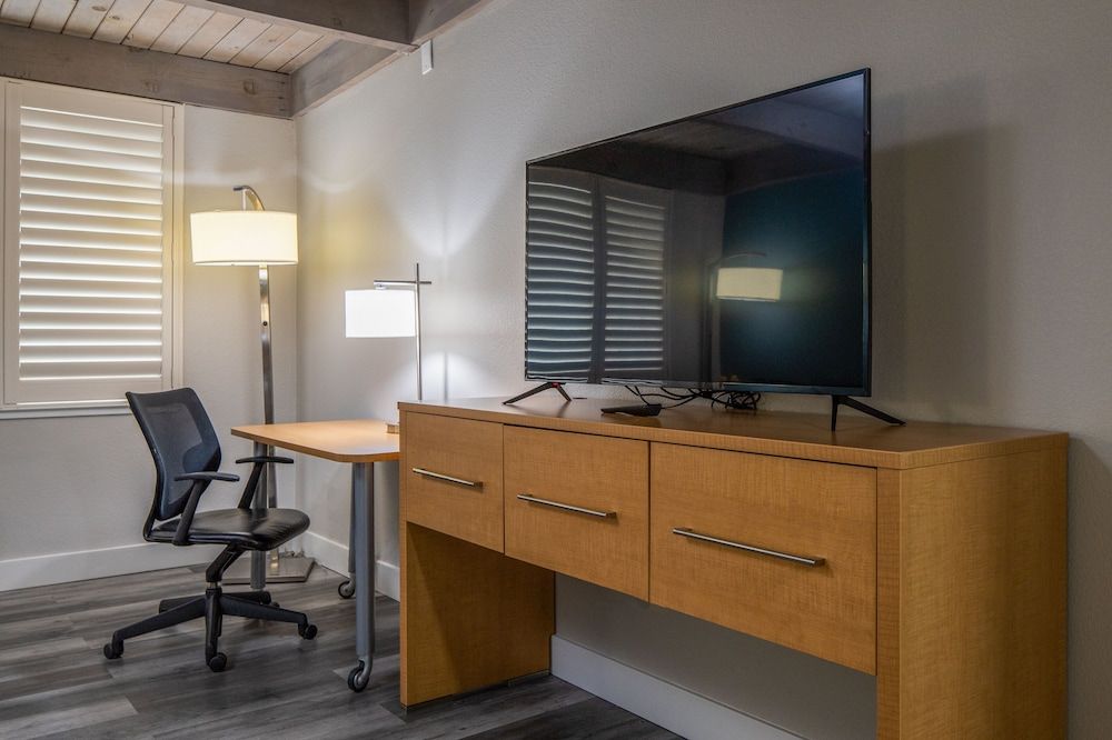 Prodigy Hotel, a Days Inn by Wyndham Standard Room, 1 King Bed 9