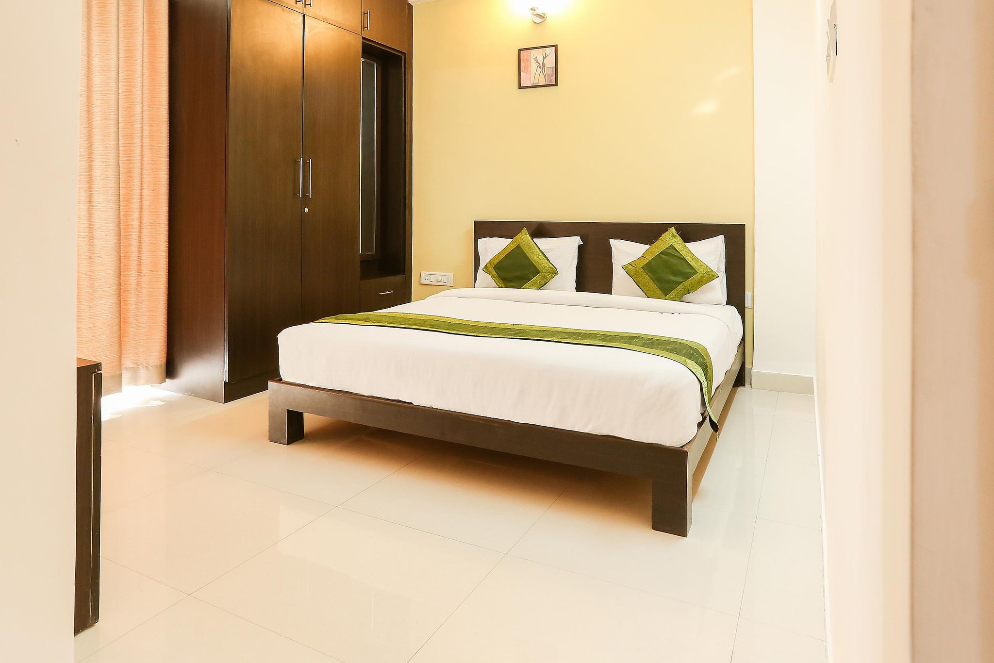 Itsy Hotels Worldtree Standard Double Room 2