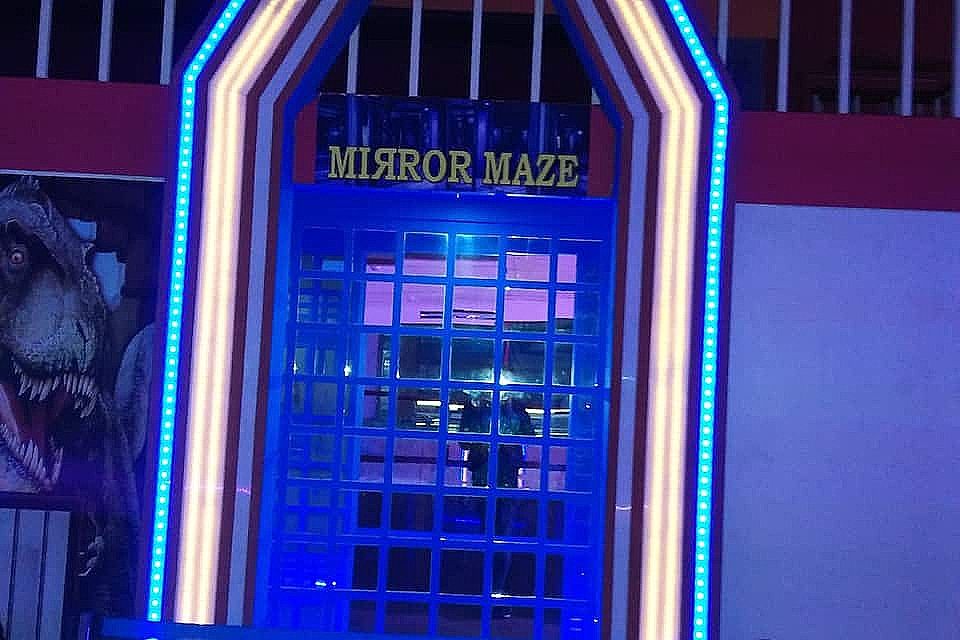 MIRROR MAZE
