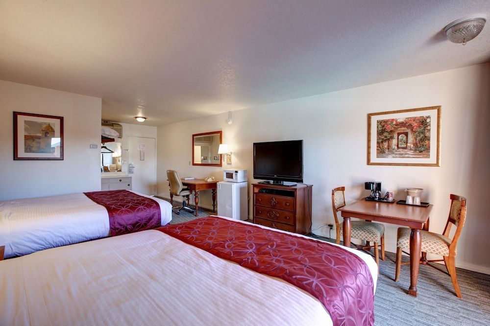 Desert Hot Springs Spa Hotel Standard Double Room, 2 Queen Beds, Balcony, Pool View